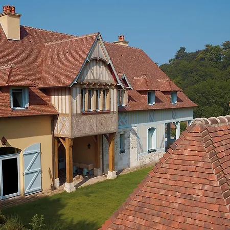 With A Beautiful View Of Farmlands In Sur Mer Willa *